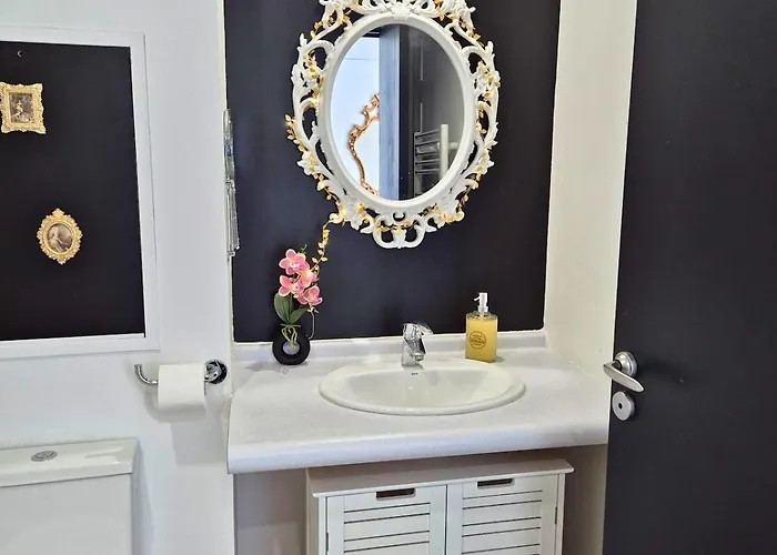 Celeste Premium Amazing View Train Station Apartment *